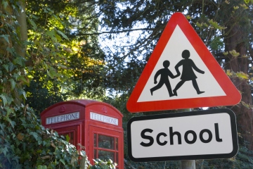 Advertencia emitida a los padres que dejan a sus hijos en la escuela... asegúrese de que el suyo esté en la lista
