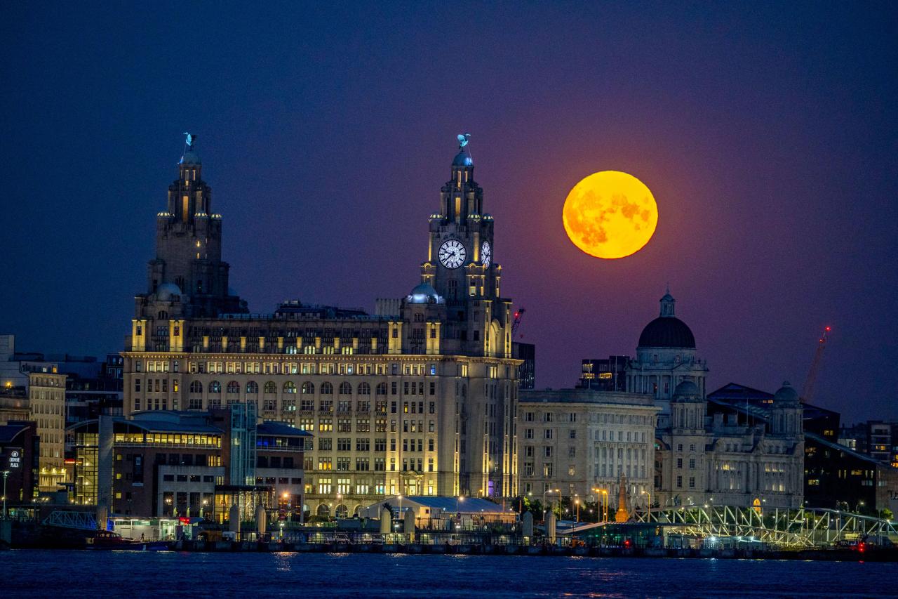 La luna brilla intensamente sobre Liverpool