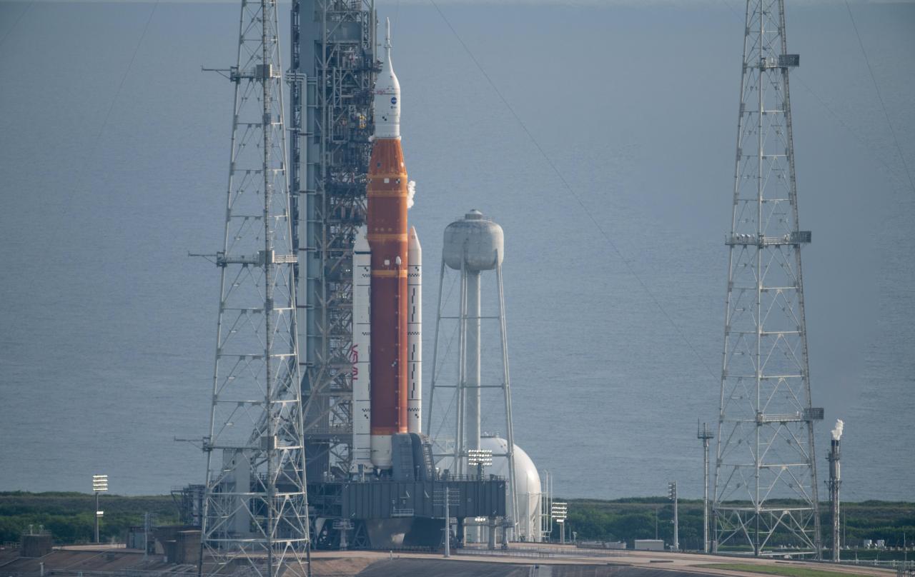 Cohete del Sistema de Lanzamiento Espacial (SLS) de la NASA con la nave espacial Orion a bordo de un lanzador móvil en el Centro Espacial Kennedy el lunes