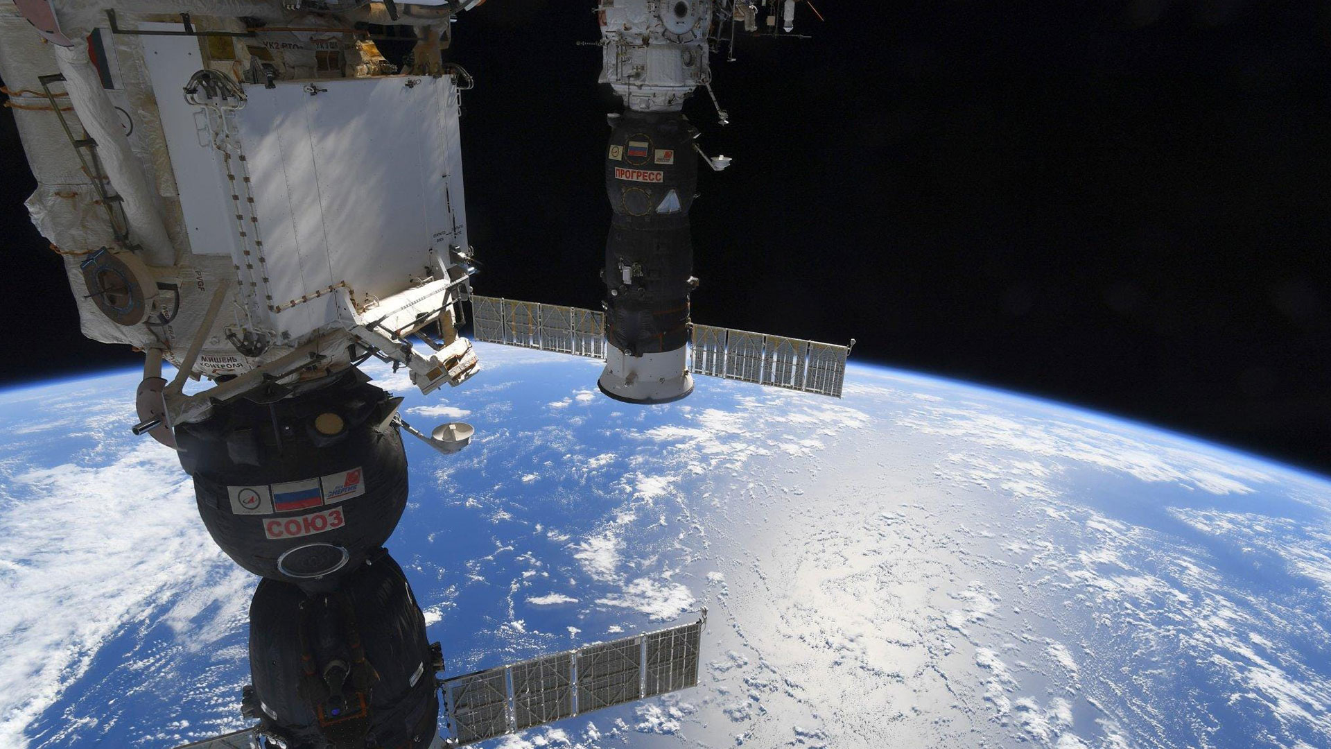 ¿Ves las piernas del astronauta colgando al costado de la estación espacial?