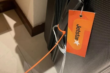 La mujer quedó muy confundida luego de que personal de la aerolínea le pusiera un amarre de cable a su equipaje