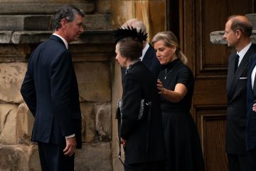Un momento conmovedor para Anne siendo consolada por Sophie después de seguir el ataúd de la Reina