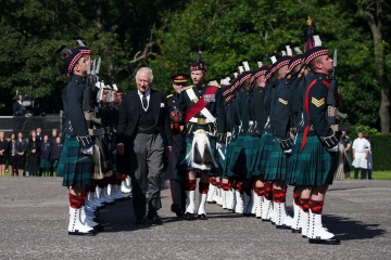 Charles y Camilla llegan a Edimburgo para la sombría procesión de la Reina con el ataúd