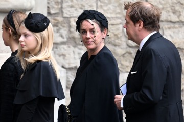 William y Harry tienen una media hermana