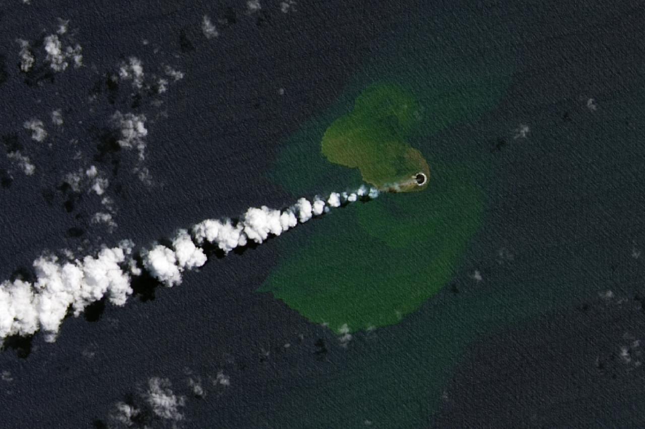 La isla se formó por una erupción volcánica submarina.