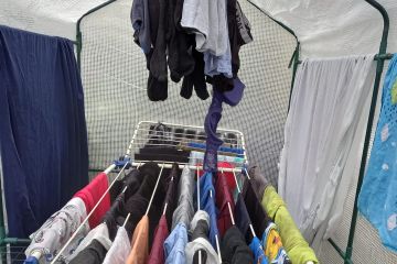 Mamá comparte la forma ingeniosa en que seca la ropa sin secadora ni perchas molestas