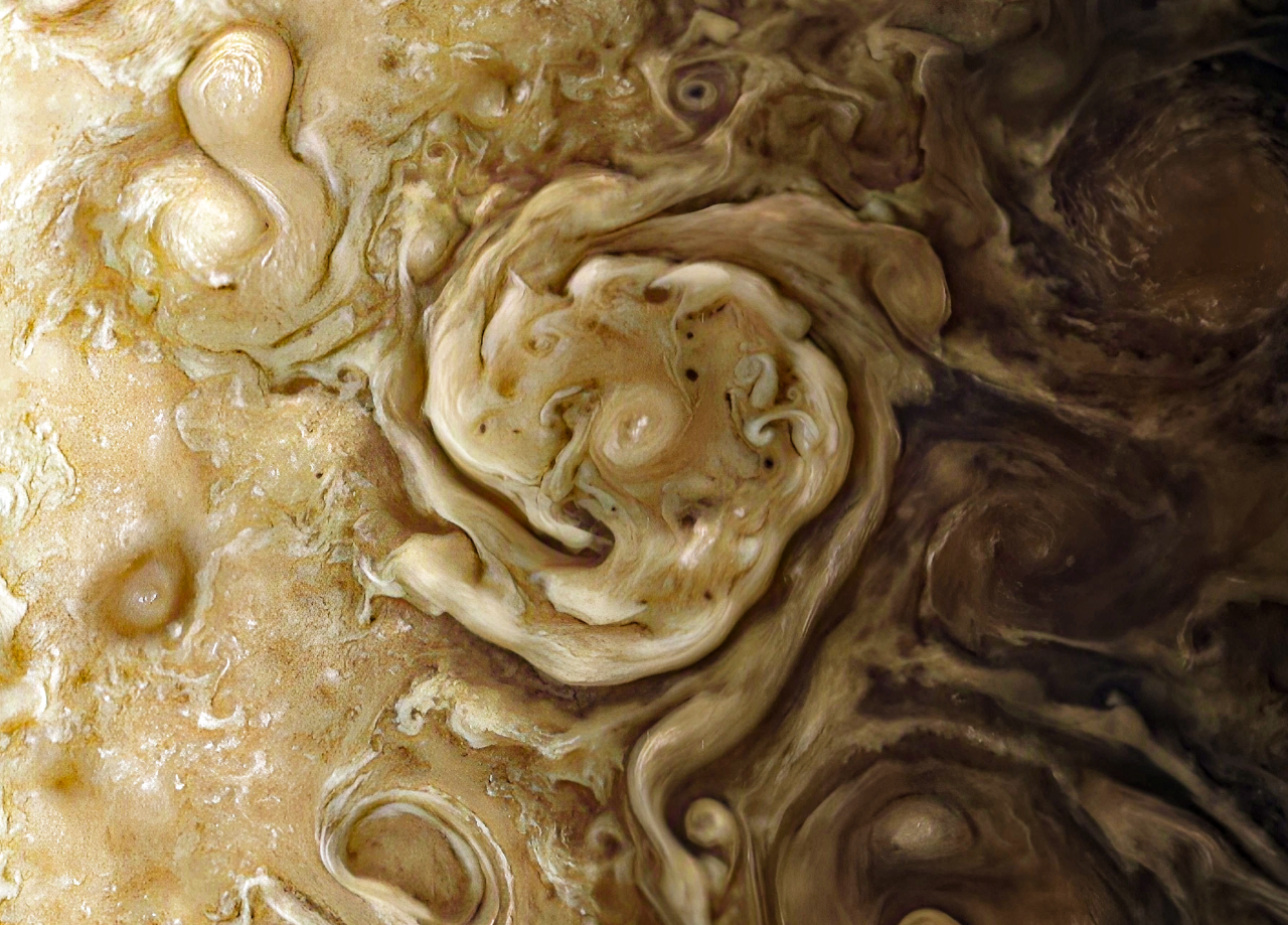 Ciclón circumpolar del norte en Júpiter