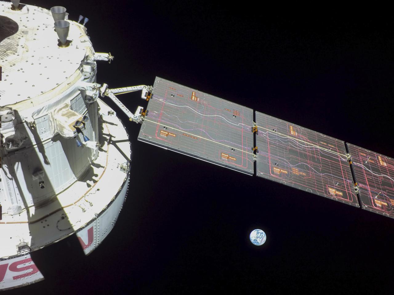 La nave espacial dio la vuelta a la Luna ayer en medio de su innovador vuelo de prueba.