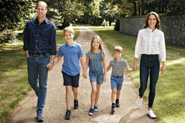Kate y William compartieron una nueva foto de tarjeta navideña de ellos tomados de la mano con sus hijos.