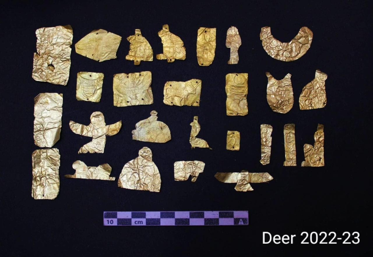 Los científicos han descubierto artefactos de lámina de oro en las tumbas.