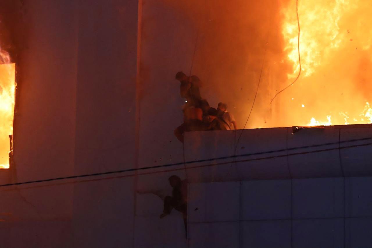 Huéspedes y empleados aterrorizados salieron del edificio en llamas