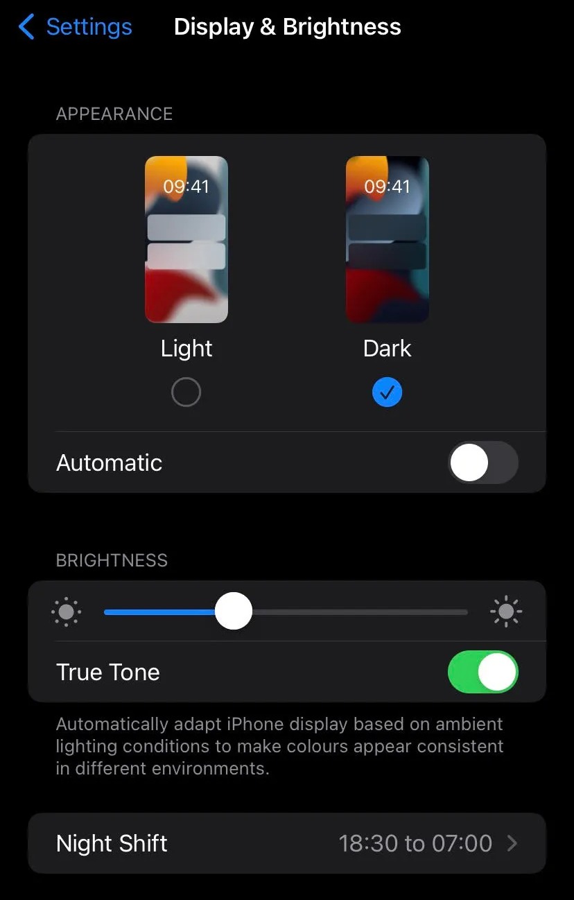 El modo oscuro se introdujo en 2019 y permite a los usuarios de iPhone cambiar las pantallas que eran automáticamente de blanco/gris a negro