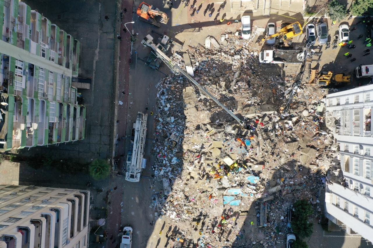 Vista aérea de un edificio de 14 pisos colapsado