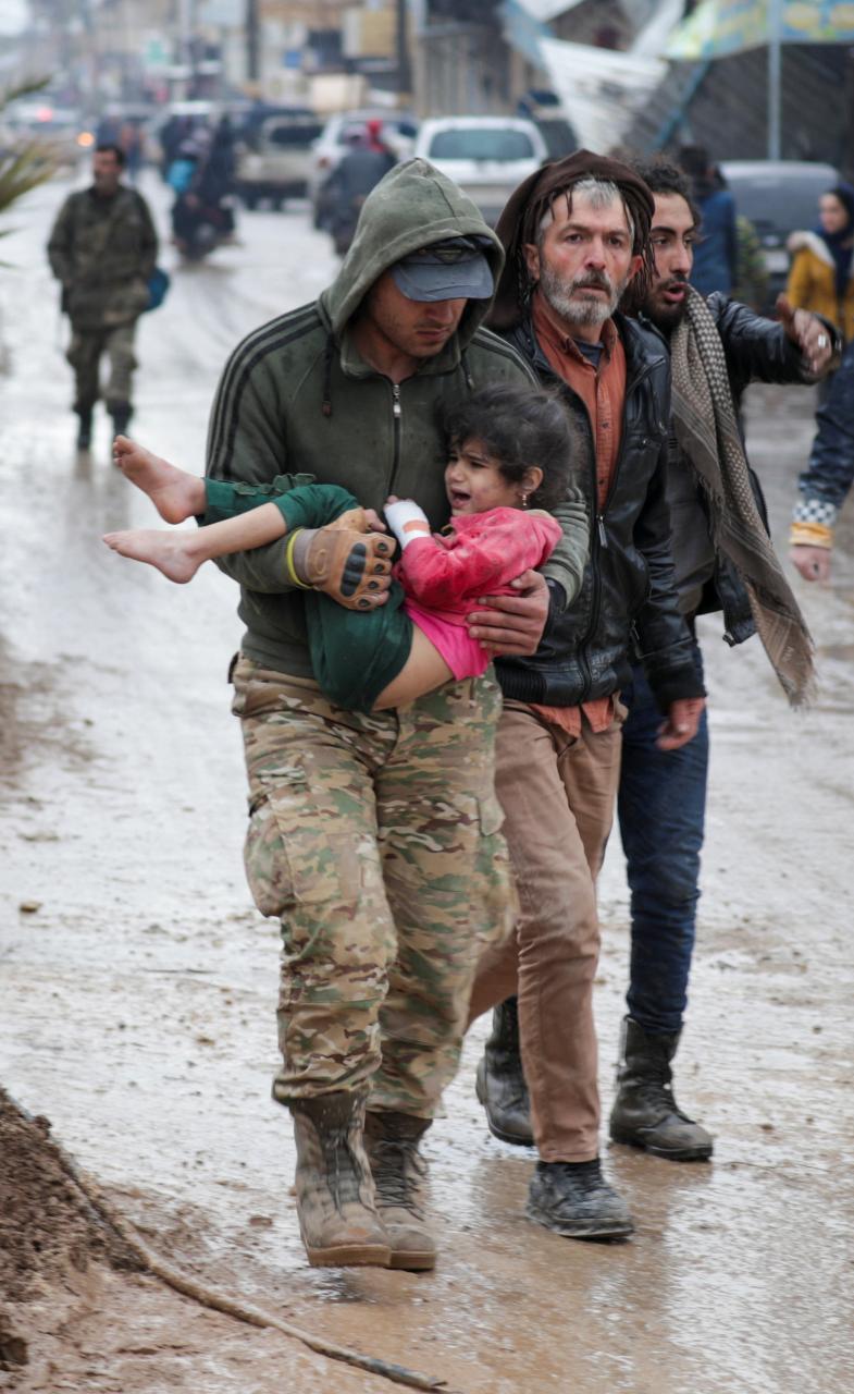 Los pueblos de Turquía y Siria intentan desesperadamente salvar a los supervivientes.