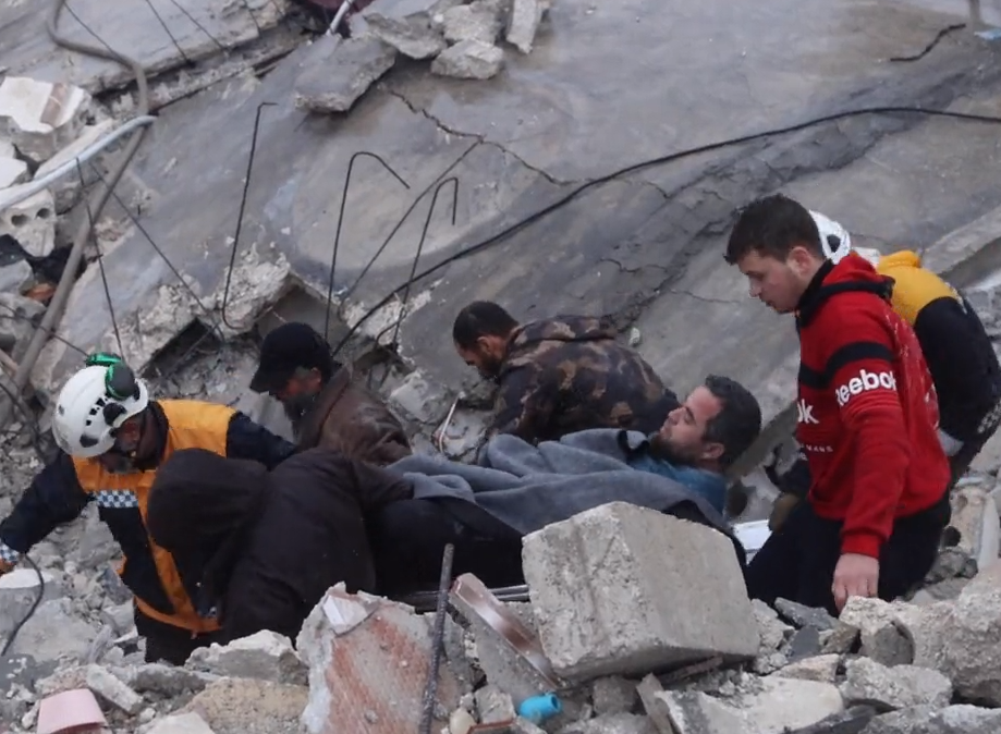 Rescatistas de Cascos Blancos sacan a un hombre de los escombros en Siria